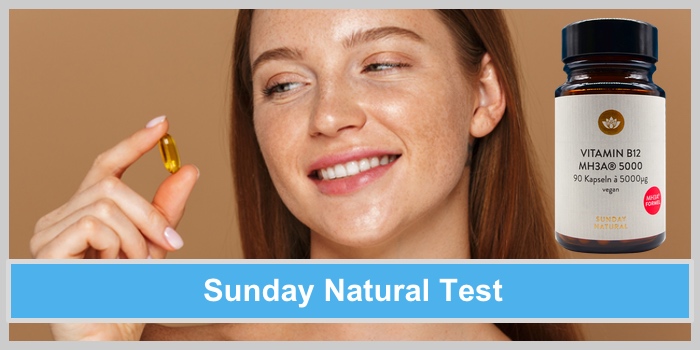 Die Produkte von Sunday Natural im Test: Junge Frau schaut lächelnd eine Tablette Nahrungsergänzungsmittel an