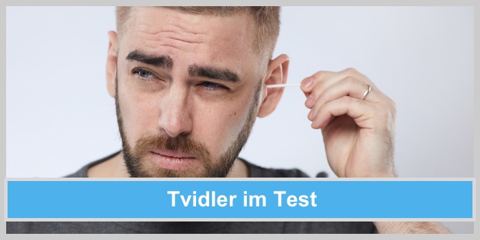 tvidler im Test: Selbsttest des Ohrenreinigers.- Mann reinigt sich angestrengt und skeptisch sein Ohr mit einem Wattestäbchen