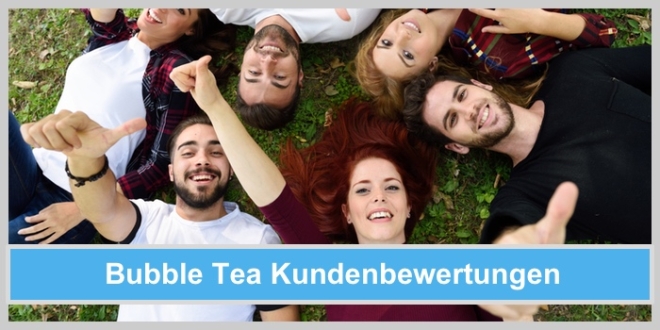 Bubble Tea Kundenbewertung. Eine Gruppe junger Leute liegt lachend auf einer Wiese und streckt ihre Daumen in die Luft.