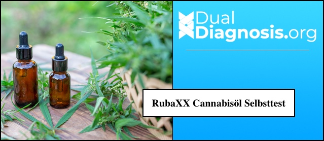 RubaXX Cannabisöl im Selbsttest: Zwei kleine braune Fläschchen stehen auf einem Tisch aus Holz umgeben von Cannabispflanzen neben einem Korb mit weiteren Cannabisopflanzen