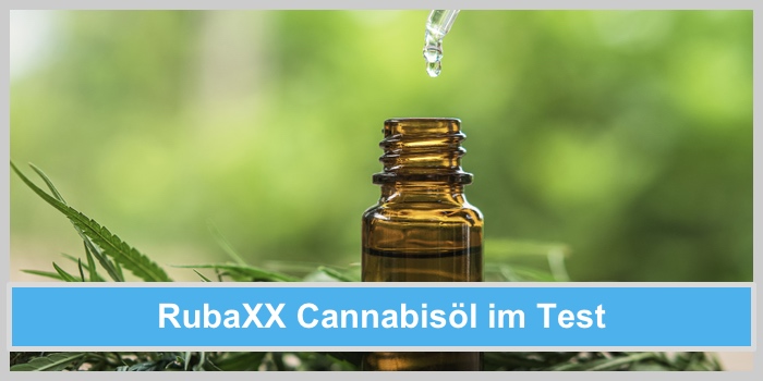 RubaXX Cannabisöl im Test: Kleine braune Flasche, in die aus einer Pipette ein Tropfen Öl tropft, steht auf Cannabisblättern